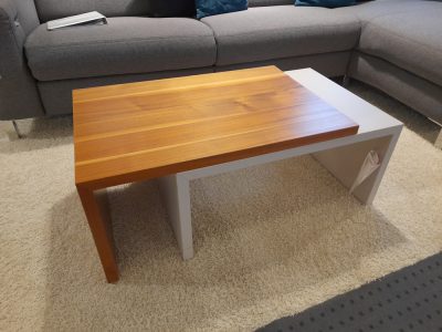 Bild von einem braunen Couchtisch mit weißen Tisch