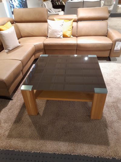 Foto von einem braunen Couchtisch mit Glasplatte darauf