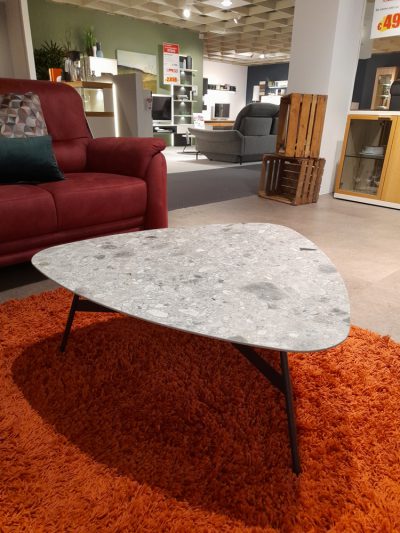 Bild von einem grauen Tisch mit schwarzen Beinen