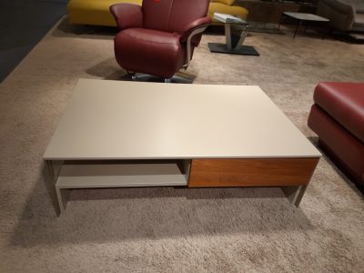 Bild von einem weißen Couchtisch mit brauner Schublade