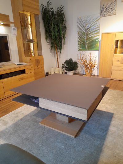 Foto von einem braunen Tisch mit zwei schwarzen Platten