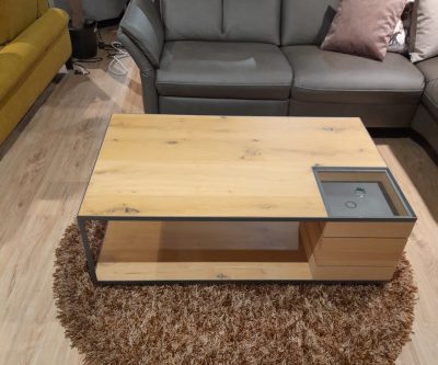 Bild von einem braunen Couchtisch mit Glas