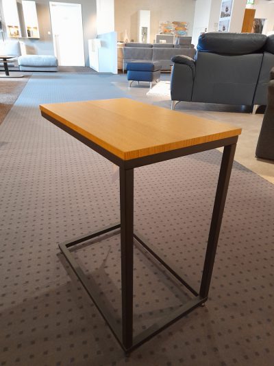 Foto von einem braunen Beistelltisch mit Schwarzem Fuß