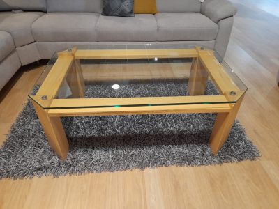 Bild von einem braunen Tisch mit Glasplatte oben drauf