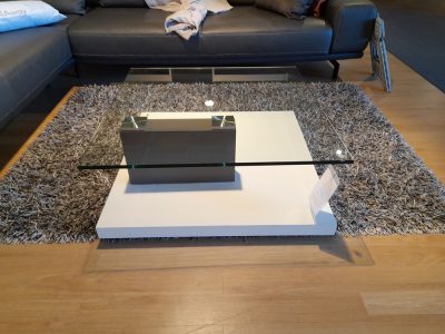 Bild von einem weißen Tisch mit Glasplatte