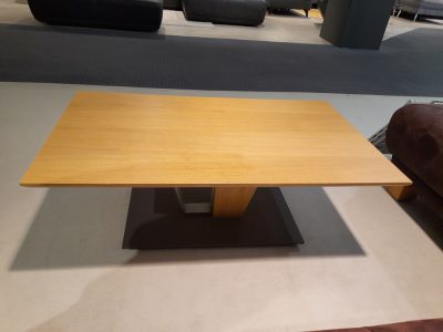 Foto von einem braunen Tisch mit schwarzen Fuß