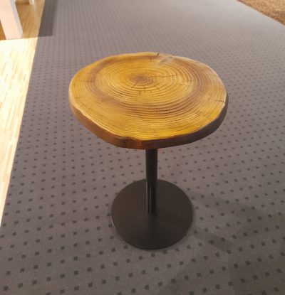 Bild von einem Holzartigen Beistelltisch mit schwarzem Fuß