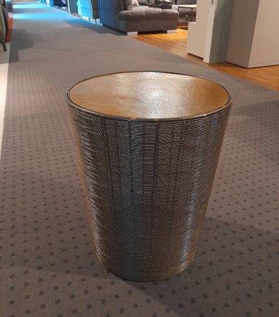 Bild von einem braunen Beistelltisch