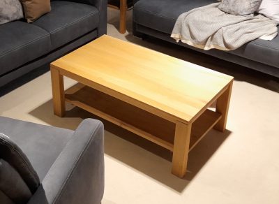 Bild von einem braunen Couchtisch Seitliche Ansicht