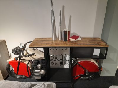 Bild von einem braun/schwarzen Tisch, der in einem Bike integriert ist