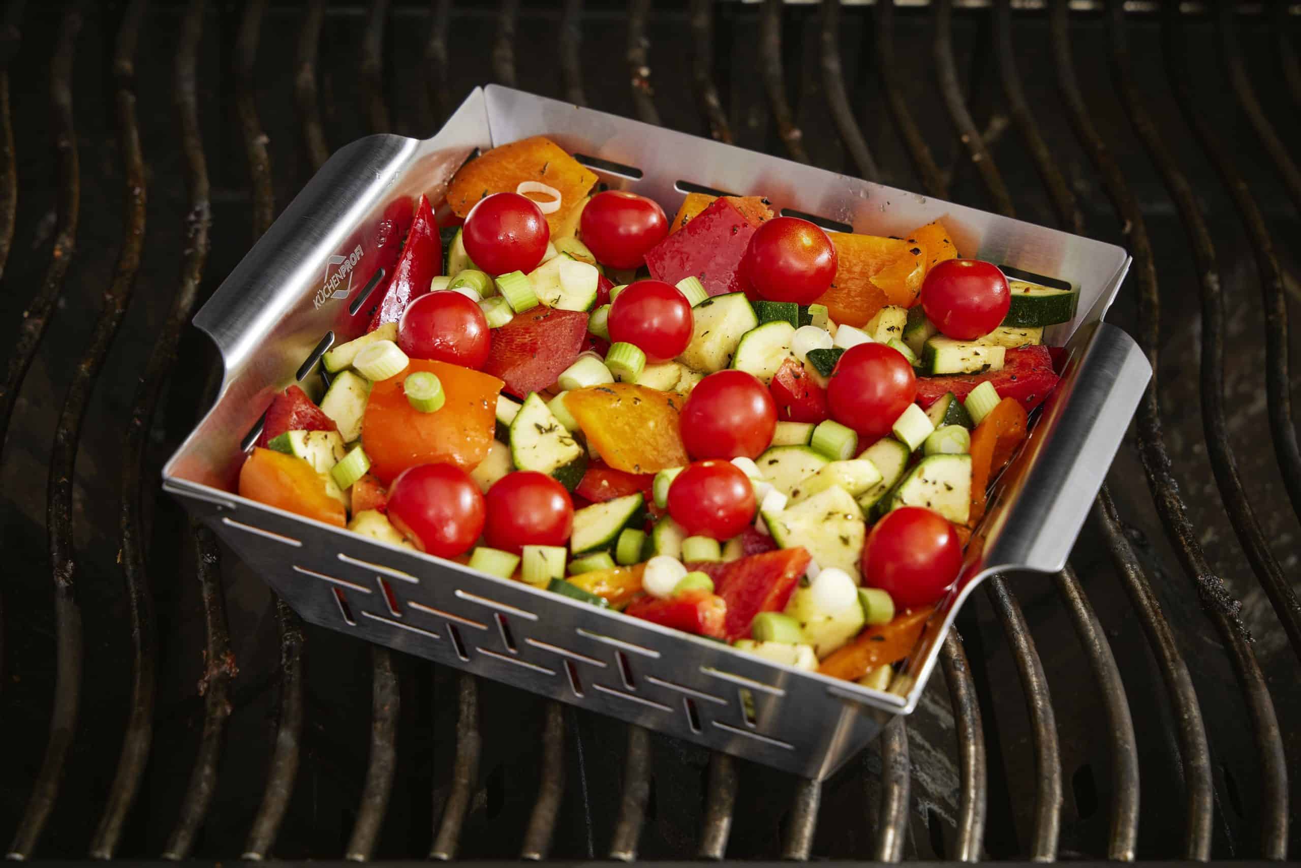 Buntes Mischgemüse von Möbel Gruber im Grillkorb, unter anderem mit Cherrytomaten, Zucchini und Paprika.