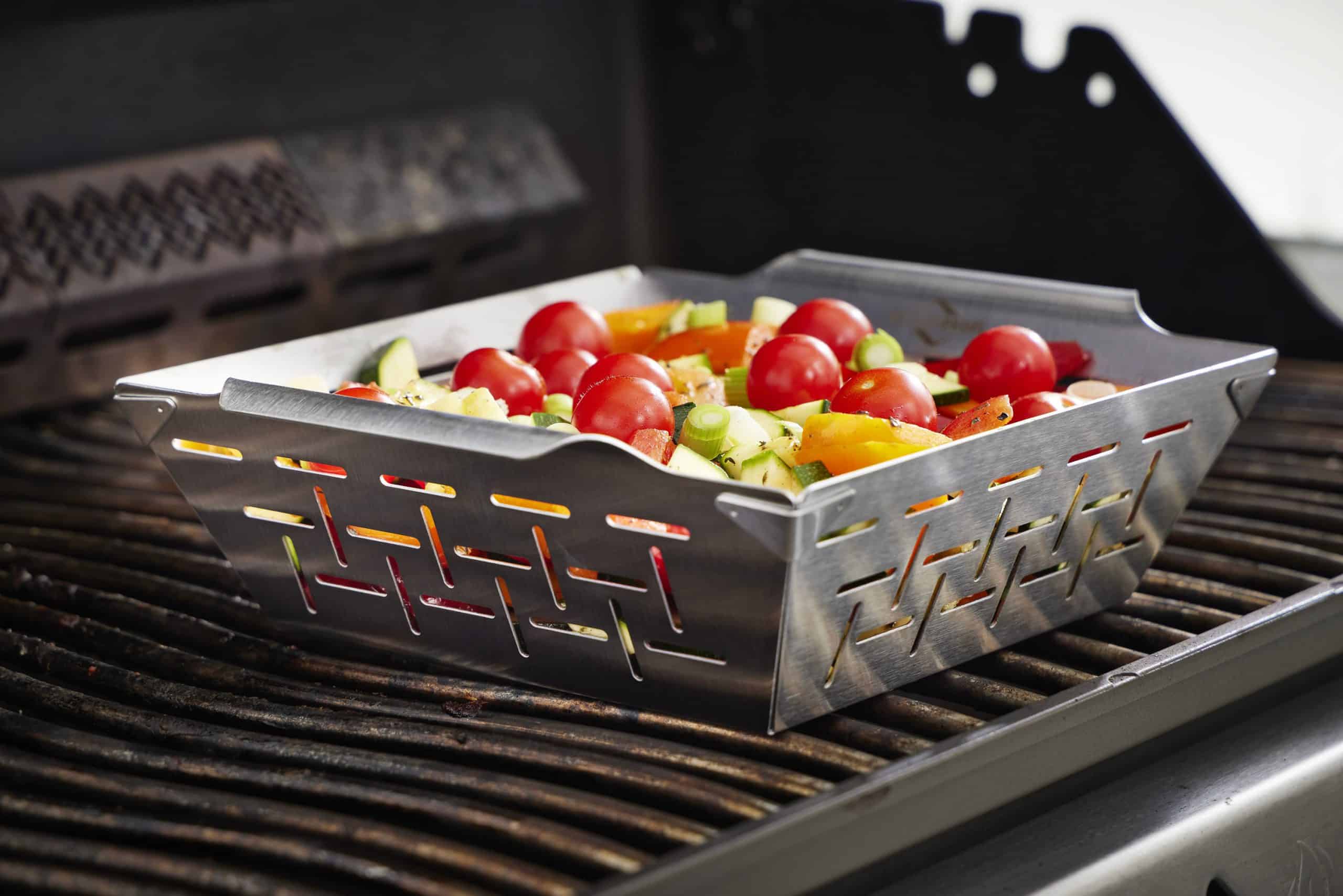 Gemüse, wie Tomaten und Paprika, grillen Sie in einem Korb von Möbel Gruber auf dem Grill.