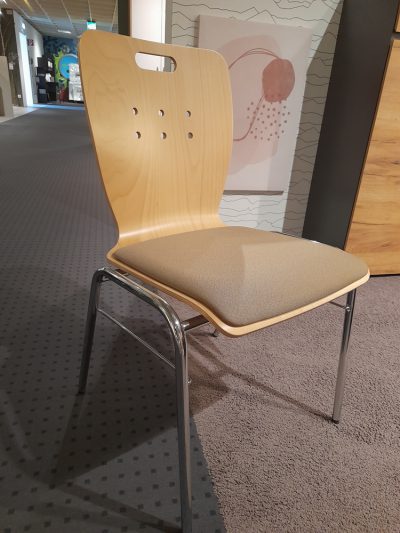 Foto von einem holz Stuhl mit Füßen auf Metall