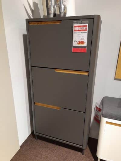 Grauer Schuhschrank mit 3 Holzgriffen, im Angebot bei Möbel Gruber, im Laden ausgestellt.
