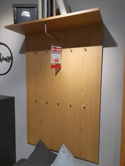 Die Wandgarderobe von Möbel Gruber verfügt über mehrere Haken, eine obere Ablage und ein Preisschild am mittleren Haken.