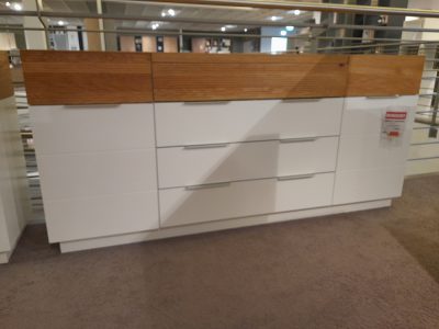 Weißes Sideboard mit Holzplatte und sechs Schubladen von Möbel Gruber, im Sonderangebot, im Laden ausgestellt.