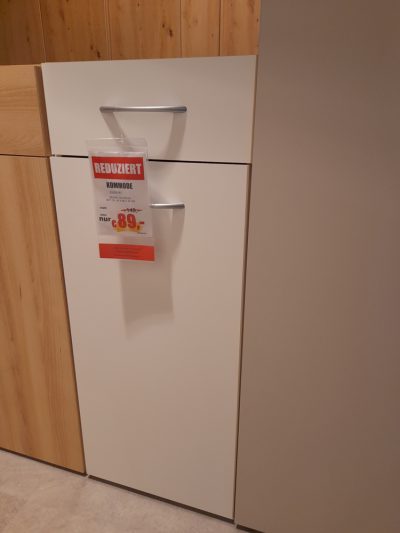 Im Angebot: Kommode von Möbel Gruber, bestehend aus einem weißen Schrank mit hellen Holzpaneelen an der Rückseite und der linken Seite.