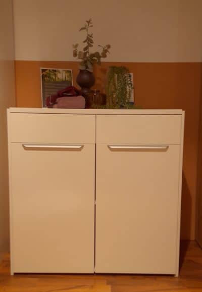 Foto von einem kleinen weißen Schrank mit zwei Türen
