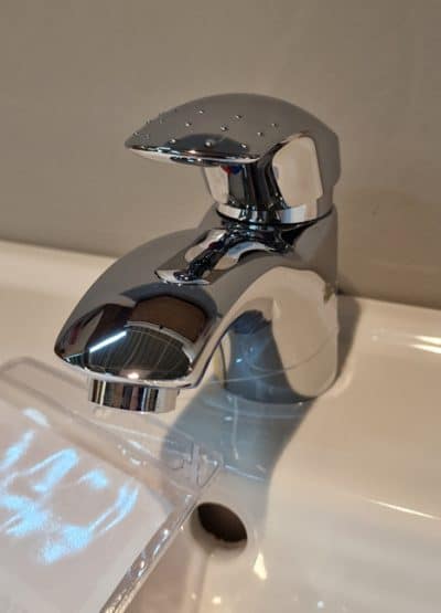 Foto von einem silbernen Wasserhahn