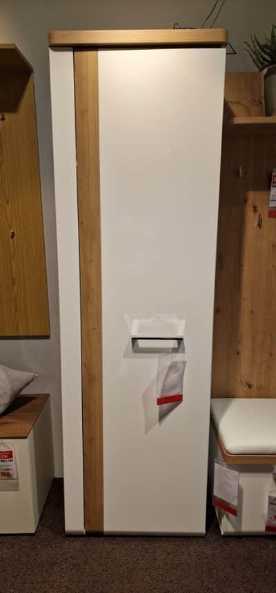 Hoher, moderner Garderobenschrank mit weißem Finish, Holzakzenten und silbernem Griff von Möbel Gruber.