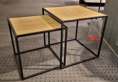 Bild von zwei braunen Tischen mit schwarzen Beinen