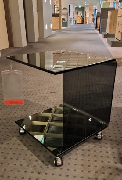 Tisch von einem schwarzen rollenden Tisch aus Glas