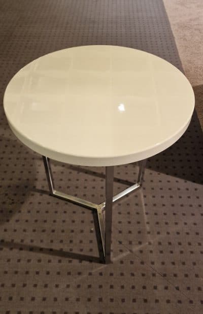 Bild von einem runden weißen Tisch