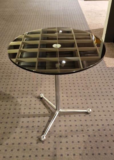 Bild von einem schwarzen runden Tisch aus Glas