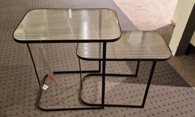 Bild von zwei Glastischen mit schwarzen Beinen