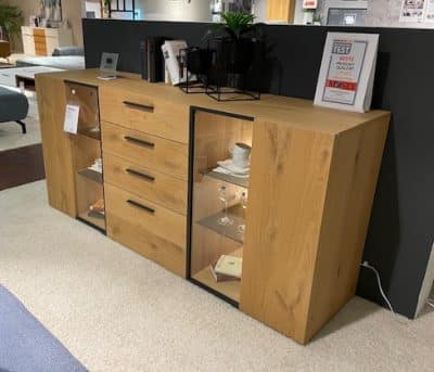 Musterring Sideboard von Möbel Gruber mit Schubladen und Glasvitrine, perfekt zur Präsentation von Geschirr und Dekoration.