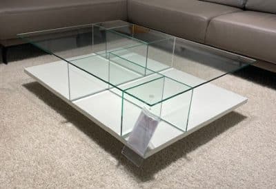Bild von einem weißen Couchtisch mit Glas