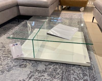 Bild von einem weißen Couchtisch mit Glas