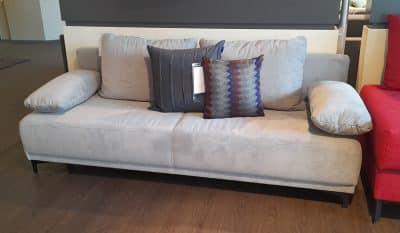 Foto von einem hellgrauen Sofa mit zwei großen Kissen auf dem Sofa und jeweils einem Kissen an der Seite