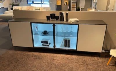 Interliving Sideboard von Möbel Gruber mit Glastüren zur Präsentation von Büchern, Gläsern und Dekor.