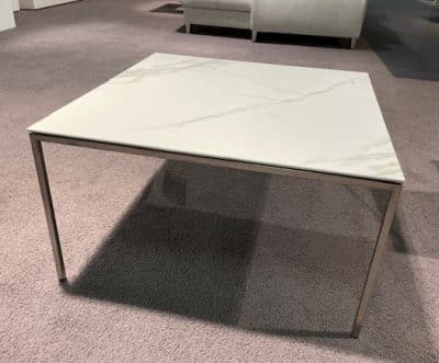 Bild von einem weißen Couchtisch in Marmor Optik