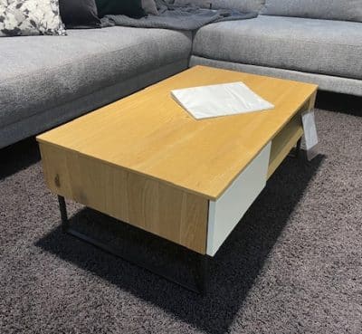 Bild von einem braun/weißen Couchtisch