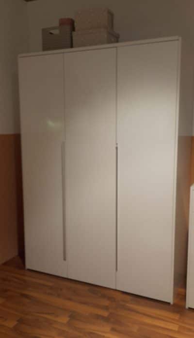 Foto von einem weißen Kleiderschrank mit drei Türen