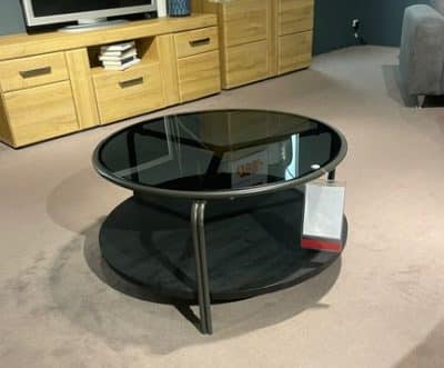 Bild von einem schwarzen Couchtisch mit Glas
