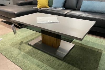 Bild von einem grauen Couchtisch