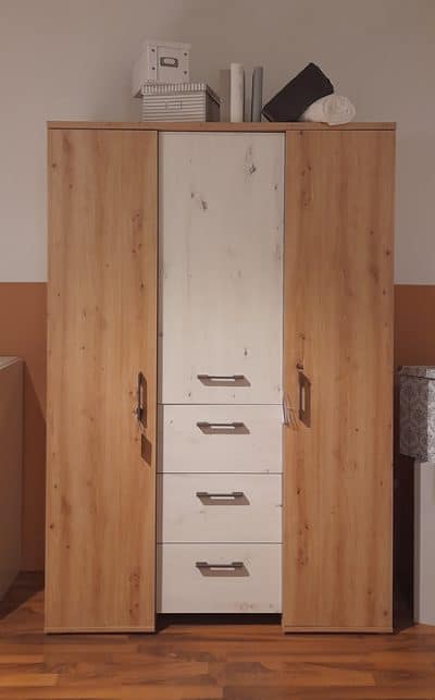 Foto von einem weiß/braunen Schrank mit silbernen Griffen