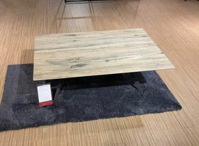 Bild von einem braunen Couchtisch