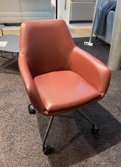 Das braune Lederdesign mit schwarzen Metallbeinen des Schöner Wohnen Sessels passt perfekt zu dunklen Teppichen.