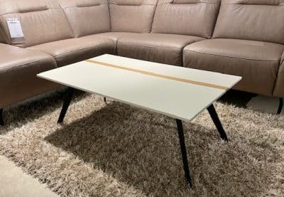 Bild von einem weißen Couchtisch mit schwarzen Beinen