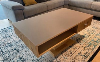 Bild von einem braunen Holztisch
