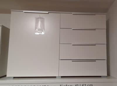 Kommode: Ein weißer Schrank mit vier Schubladen und einem geschlossenen Fach, erhältlich im Showroom von Möbel Gruber.