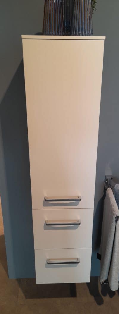Foto von einem weißen hängenden Schrank mit 3 Fächern