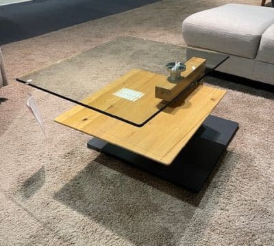 Bild von einem schwarz/braunen Couchtisch mit Glasplatte drauf