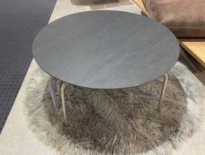 Bild von einem schwarzen Couchtisch mit Füßen auf Metall